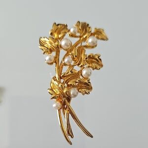 VINTAGE NAPIER BROOCH GOLDTONE WITH FAUX PEARLS LEAFY MOTIFF.